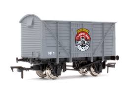 4F-012-075 Van Titanic Brewery Atlantic Red