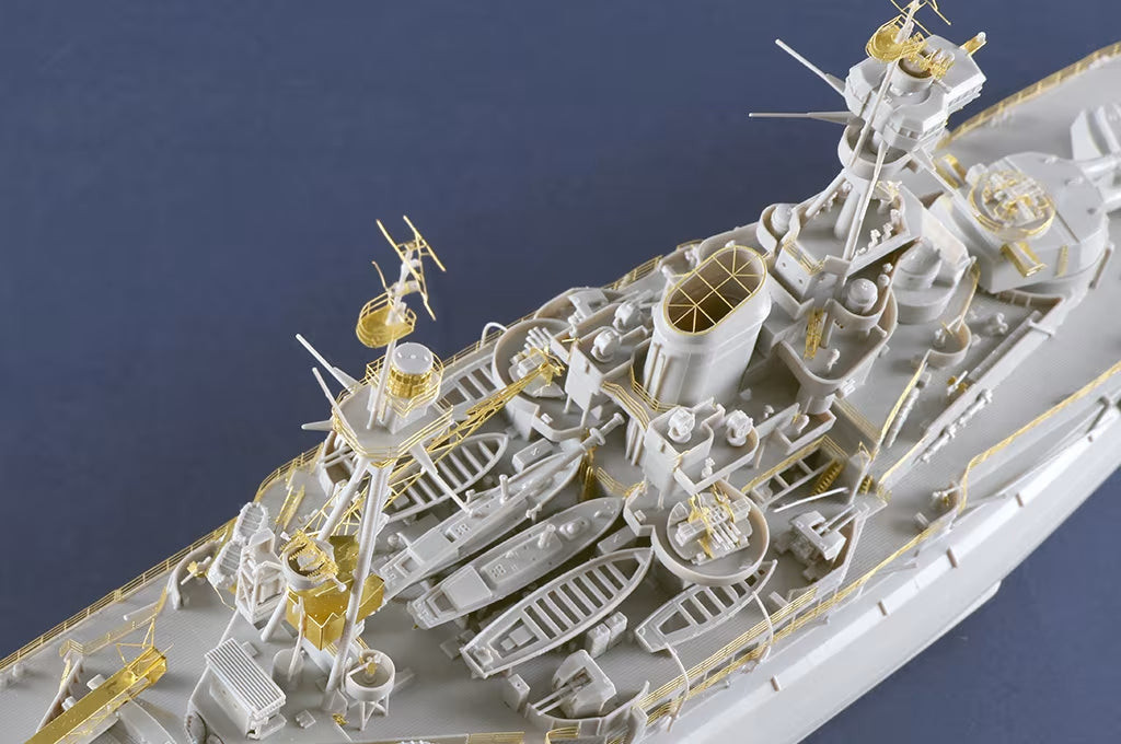 Trumpeter 1/350 HMS Resolution Kit 05379