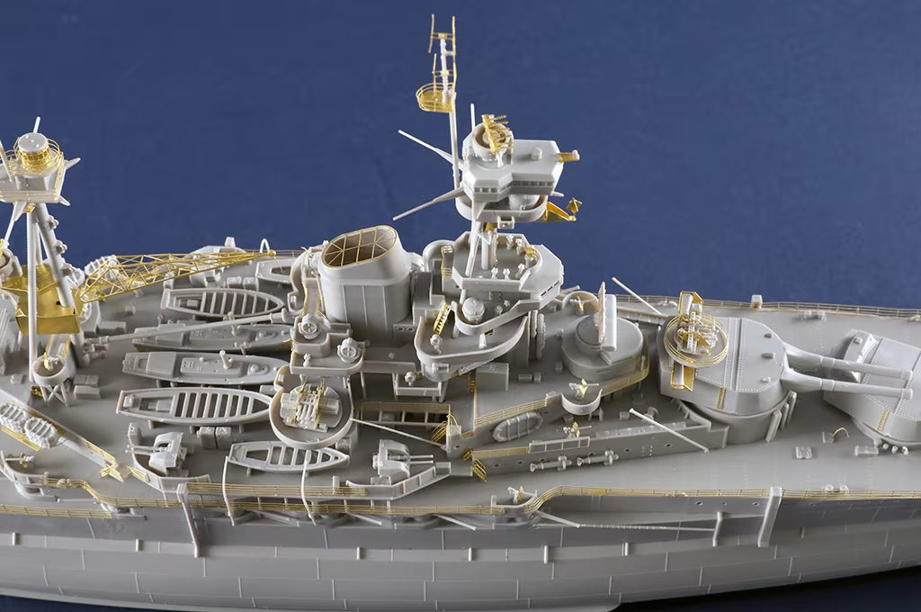 Trumpeter 1/350 HMS Resolution Kit 05379