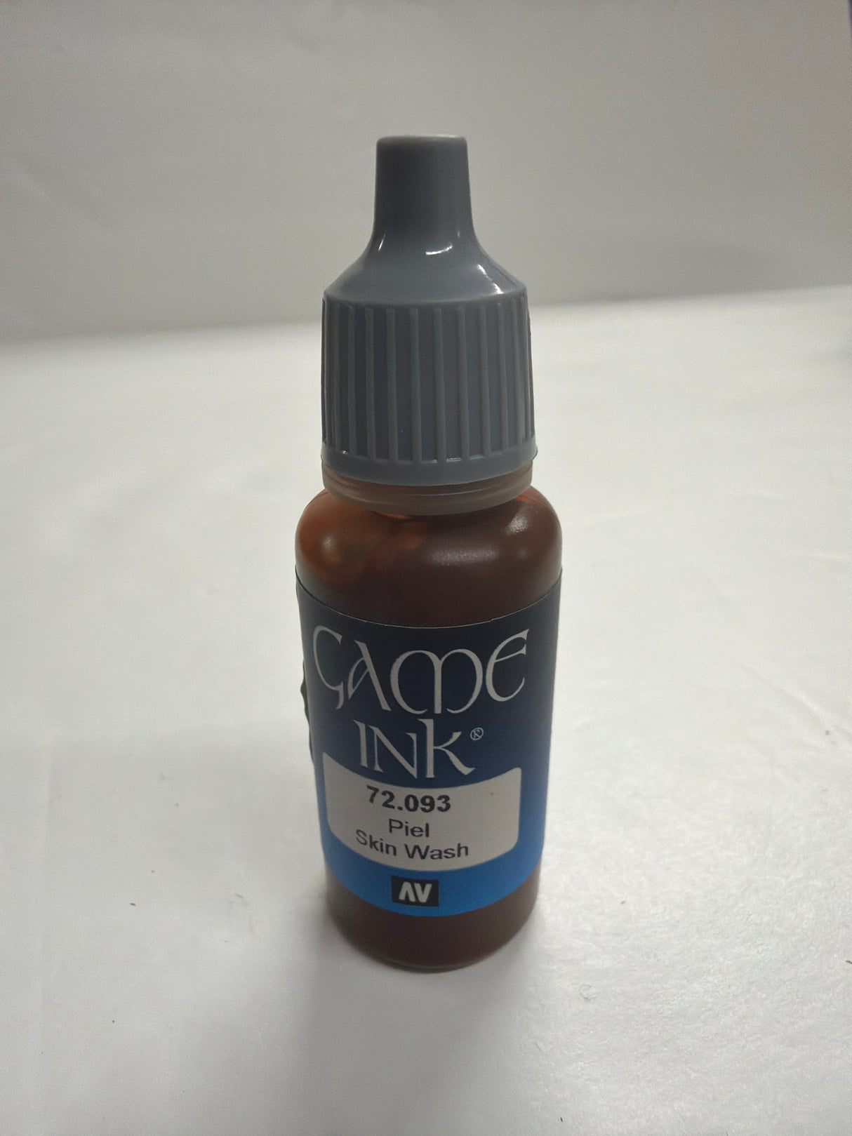 AV Acrylicos Vallejo Acrylic Paint Brush on Piel Skin Wash 72.093
