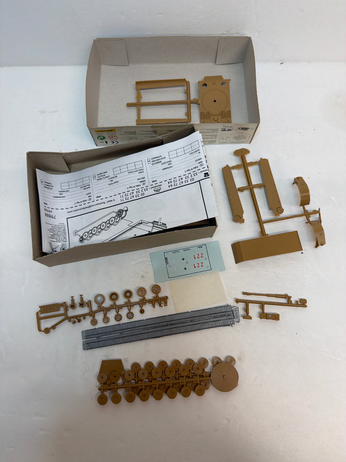 Heller 79888 Sd.Kfz. 181 Panzerkampfwagen VI Tiger I Ausf. E — 1/72 Scale Plastic model kit