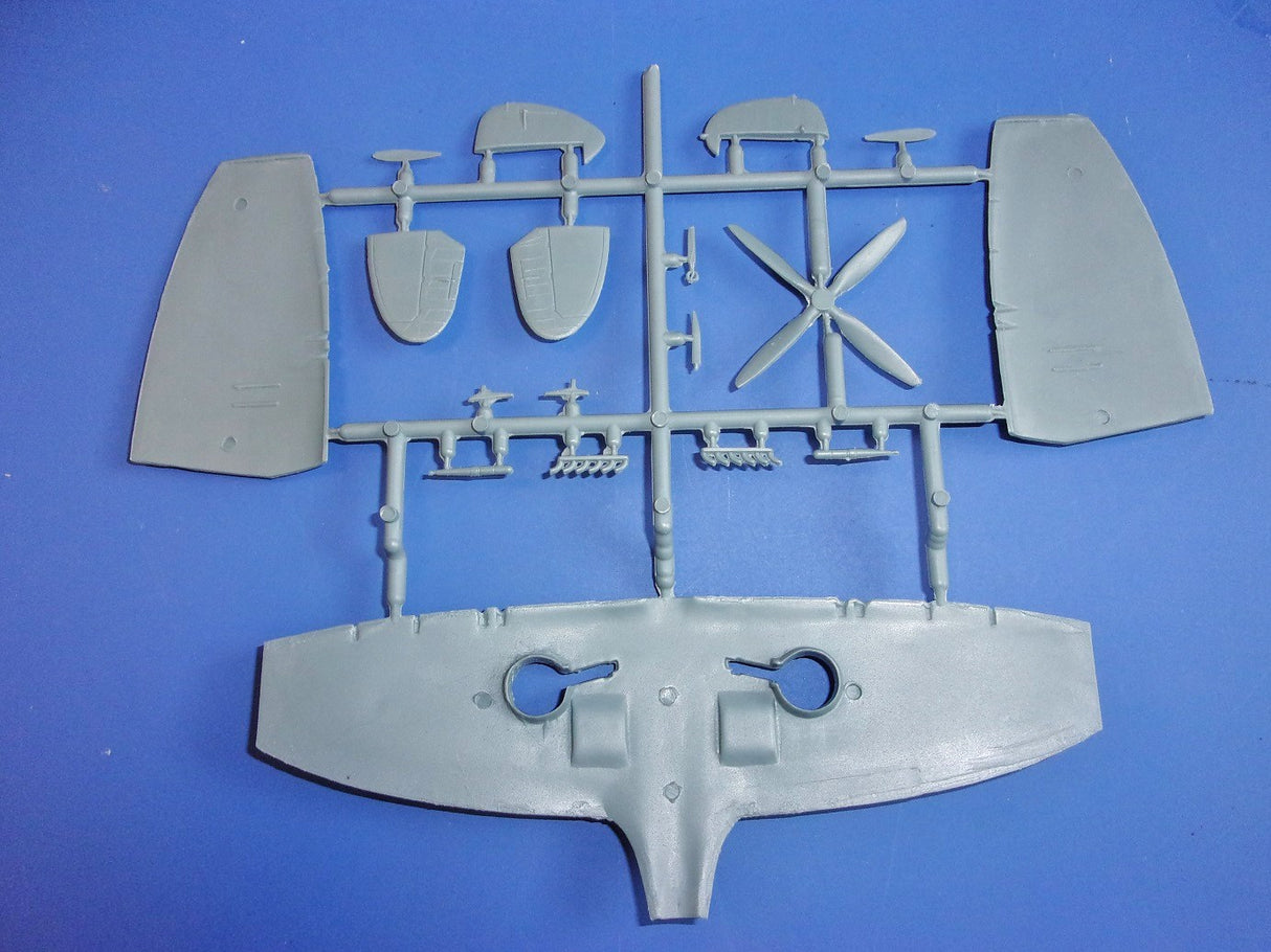 AZ Model 1/72 Supermarine Spitfire Tr.8 Kit 7206