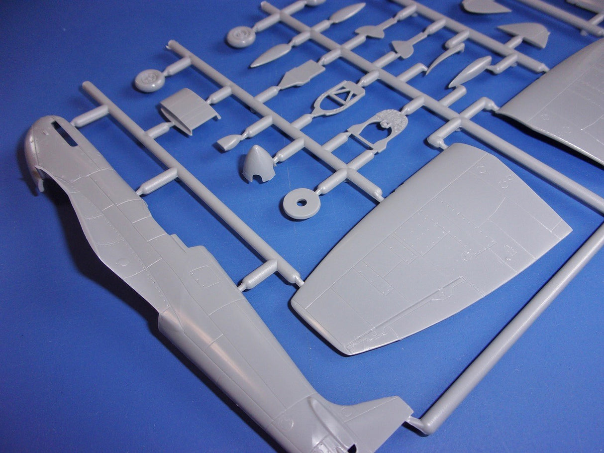AZ Model 1/72 Supermarine Spitfire Tr.9 - Air Show Kit 7207