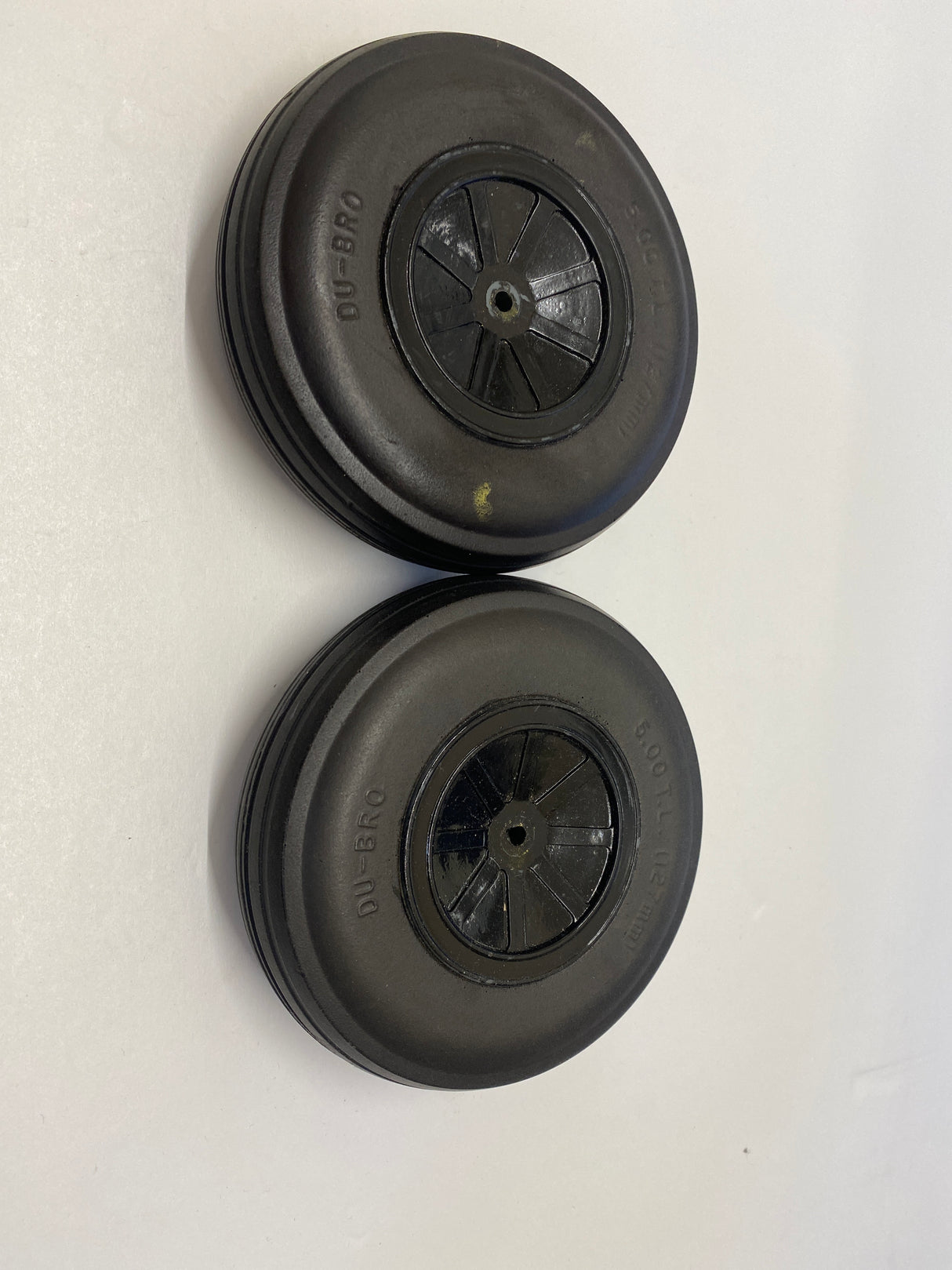 Dubro 5in diameter Treaded Lightweight Wheel (pair) - SECOND HAND