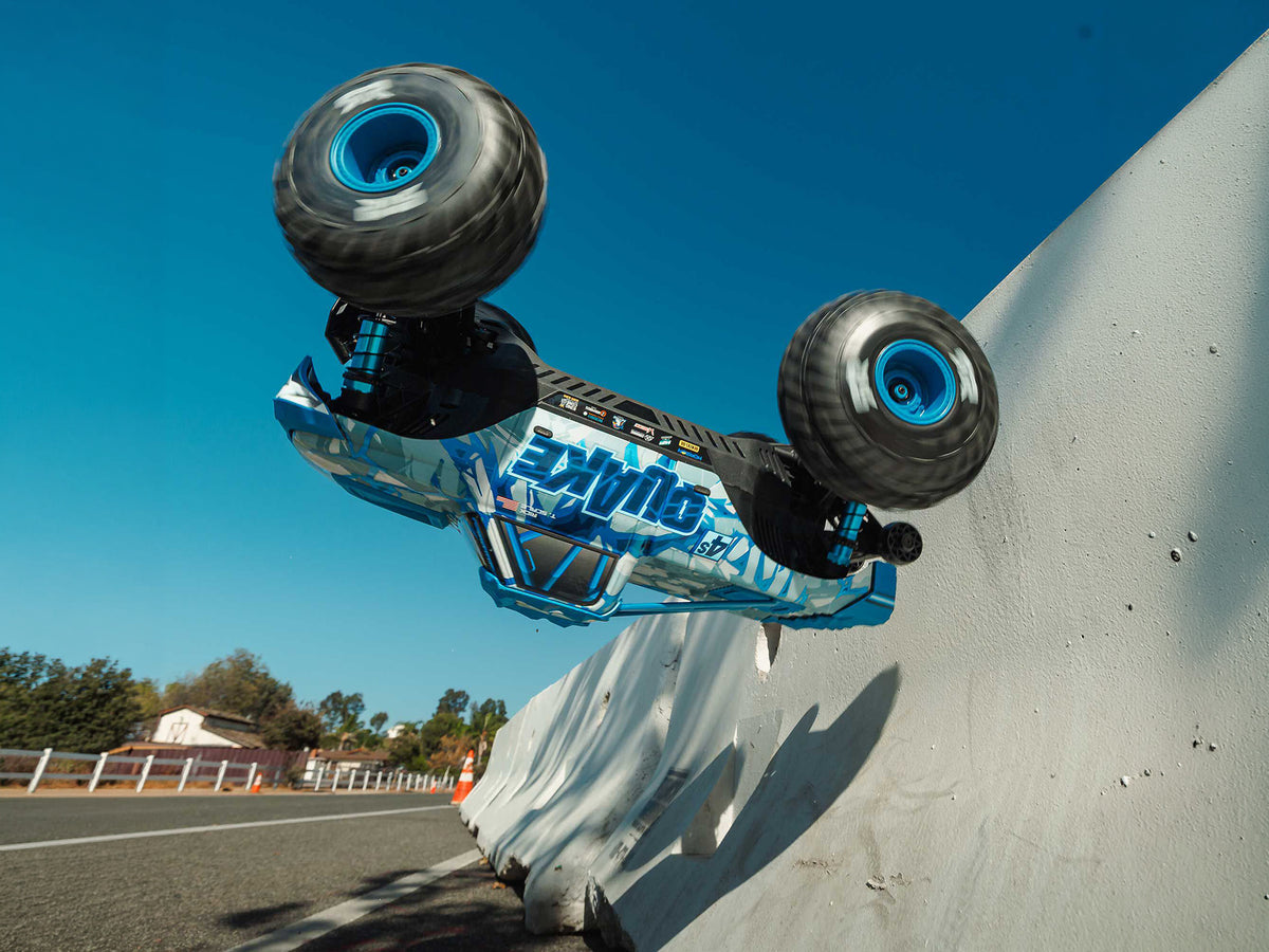 ARRMA 1/8 QUAKE 4S DSC 4X4 RTR Monster Truck - White/Blue - Pre Order - Expected early January 2027