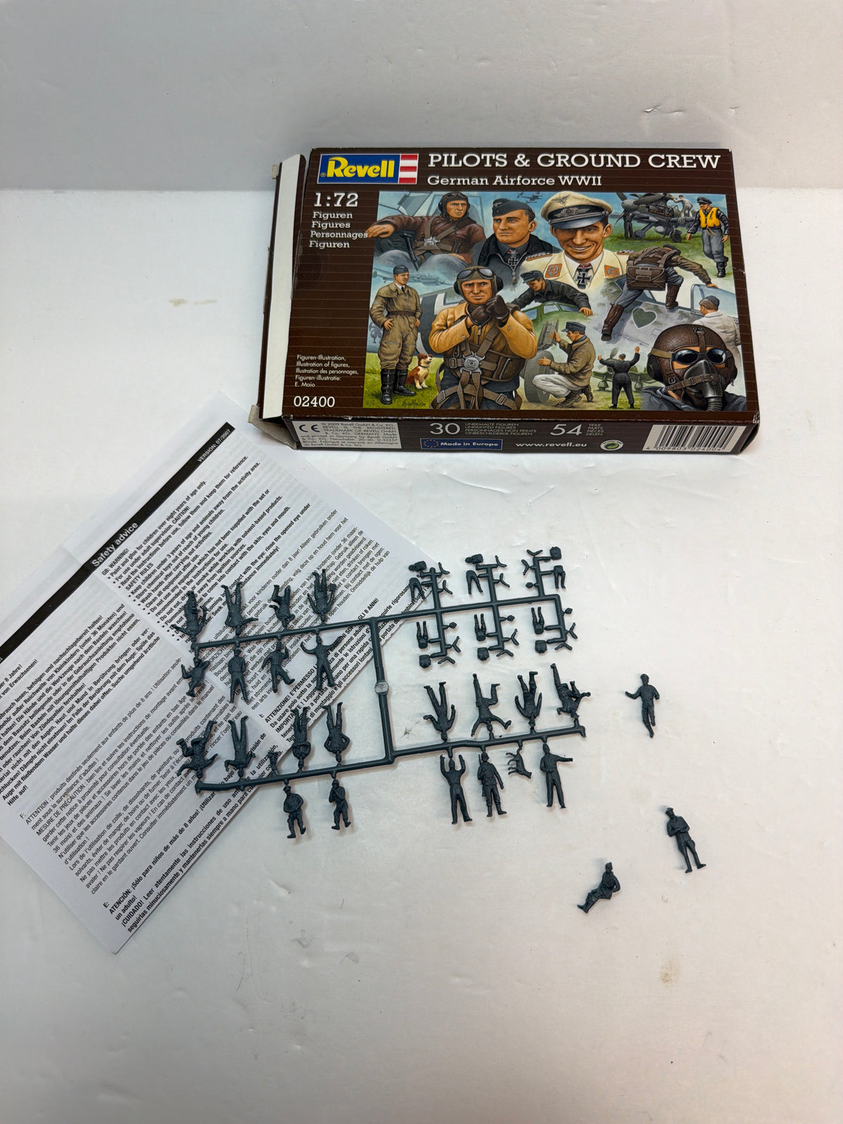 Revell Pilots & Ground Crew – German Air Force WWII 1:72 Scale model Plastic kit