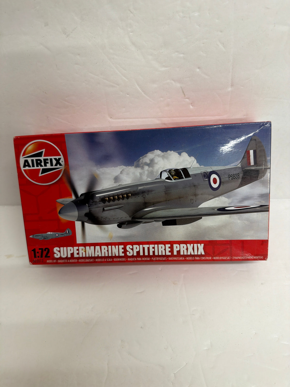 Airfix Plastic Model Kit Supermarine Spitfire PR.XIX 1/72 and extra camera