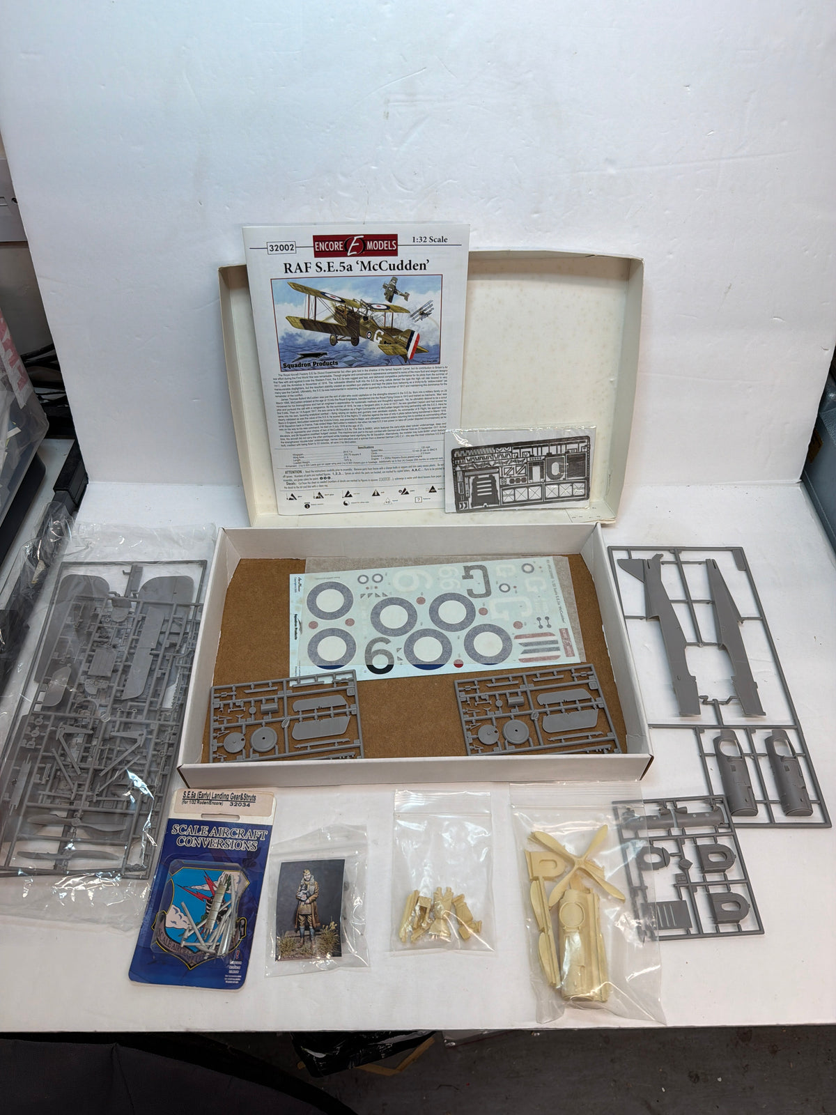 Plastic model aircraft kit Encore Models EC32002 RAF S.E.5a McCudden — 1:32 with scale aircraft conversions metal parts