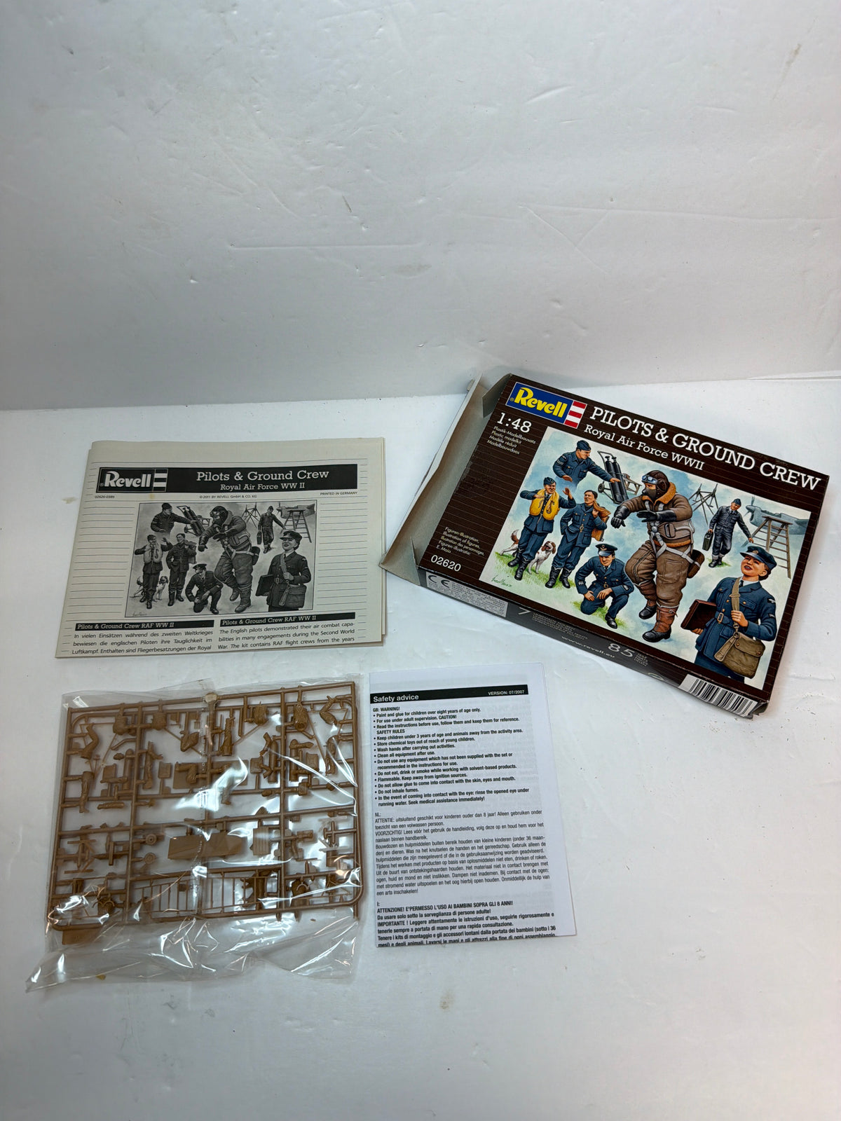 Revell Pilots & Ground Crew – Royal Air Force WWII 1935–45 1:48 Scale model Plastic kit