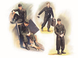 German Armoured Vehicle Crew (1941-1942) 4 Figures & Cat
