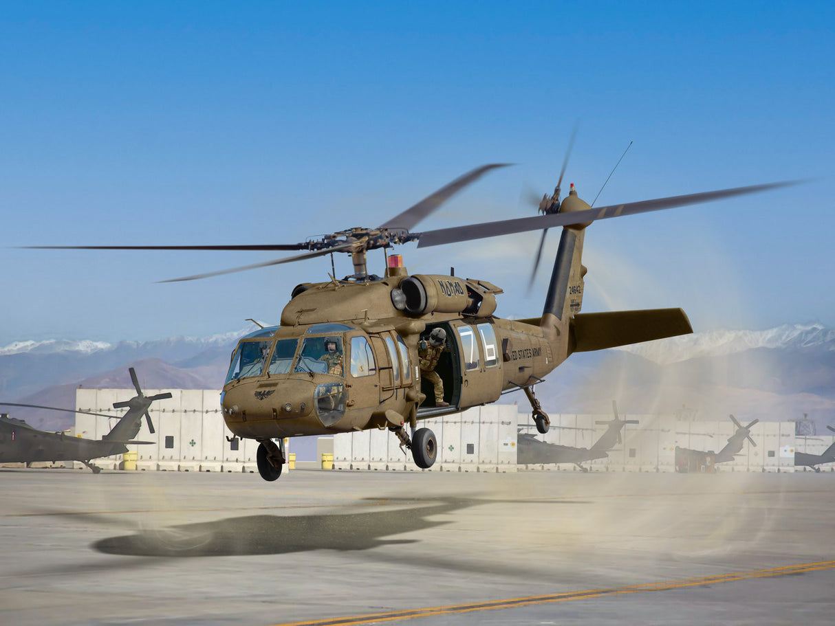ICM 1/48 UH-60A Black Hawk Helicopter with 3 Crew Figures ICM48364