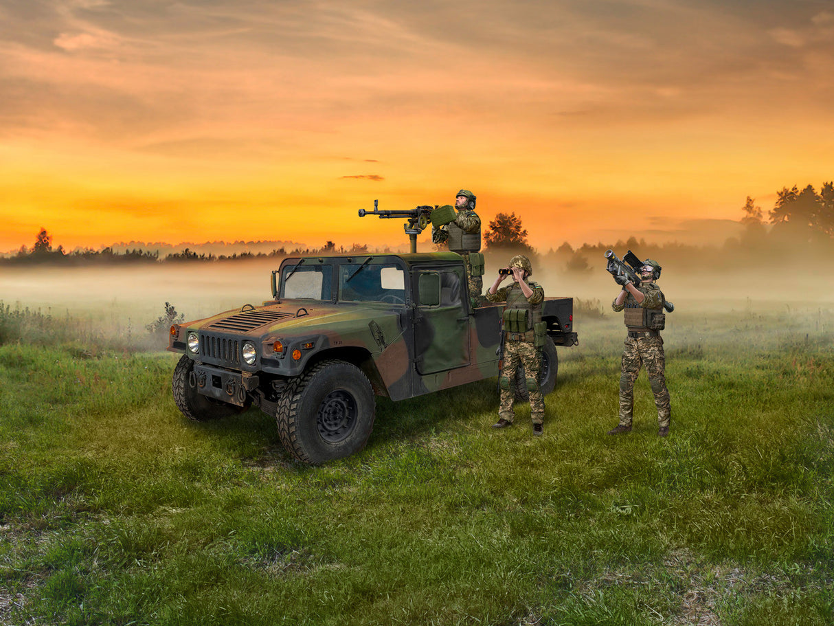 ICM Drone Hunters™ Humvee M1097A2 Cargo Carrier DShKM & Crew Figures)