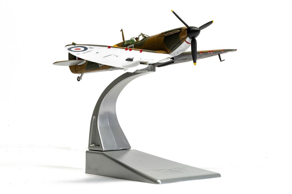 Corgi Supermarine Spitfire MkI - Flt Lt Douglas Bader - Battle of Britain 85 1:72 AA39216