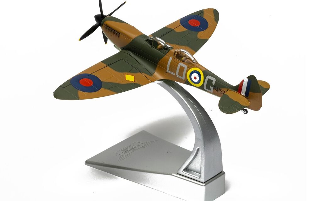 Corgi Supermarine Spitfire T9 SM520/ LO-G (G-ILDA) Presented as Spitfire Mk.I X4382 LO-G RAF No.602 Sqn Aircraft operated by Spitfires.com Goodwood Aerodrome 1:72 AA29203