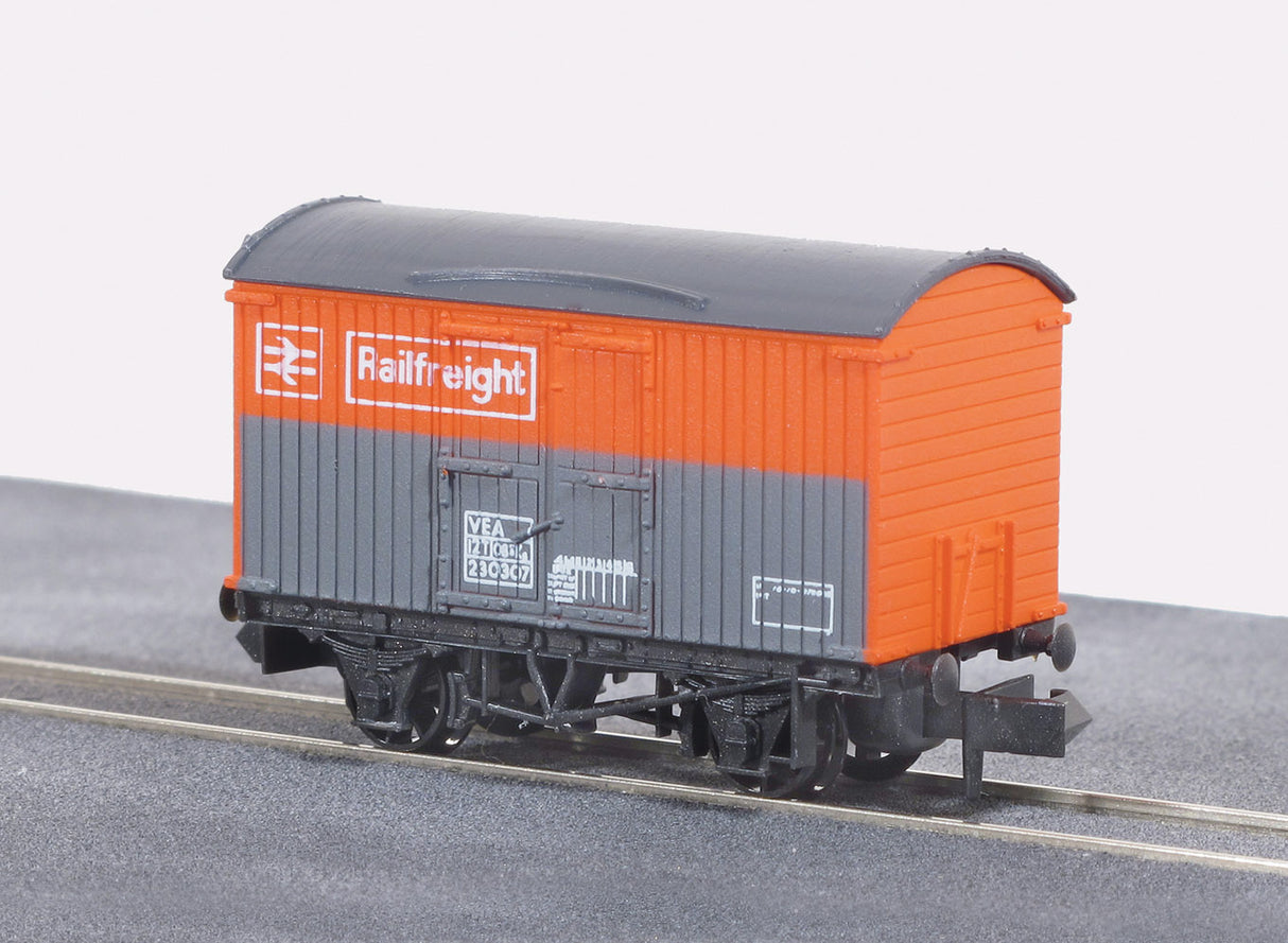 Railfreight Box Van BR red/grey
