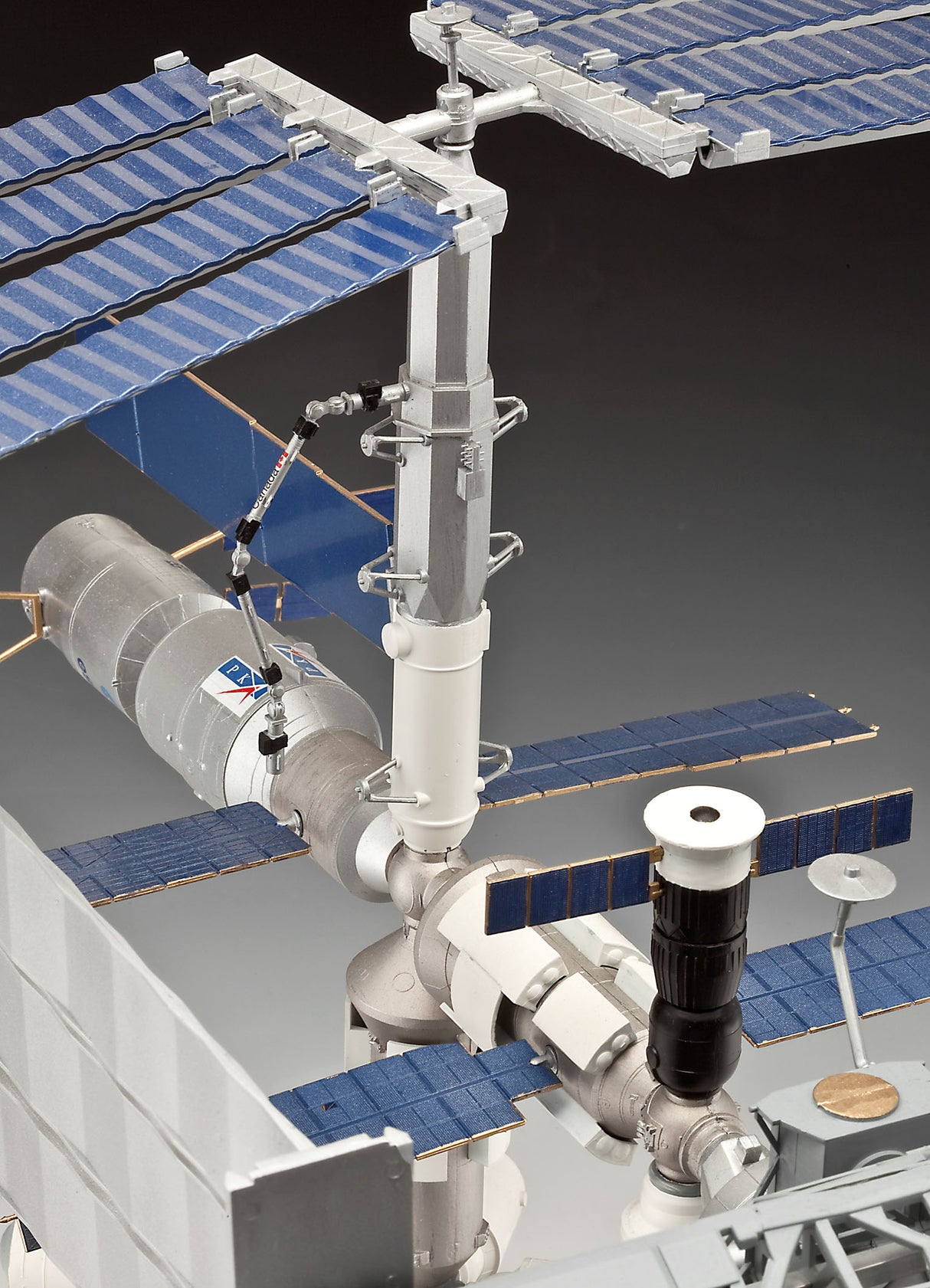 Revell 1/144 International Space Station 25th Anniversary ISS Platinum Edition 05651