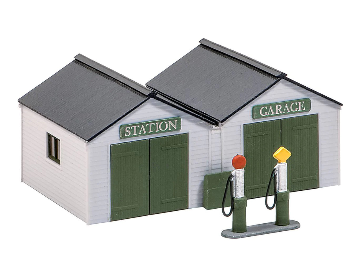 Wills Kits SS12 1930 Station Garage with Vintage Pumps & Oil Cabinet 00 HO