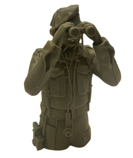 B6 1/16 British Tank Crew - Holding Binoculars in both hands