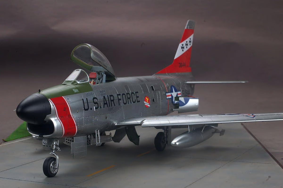 Kitty Hawk 1/32 F-86D Sabre Dog Model Kit KH32007