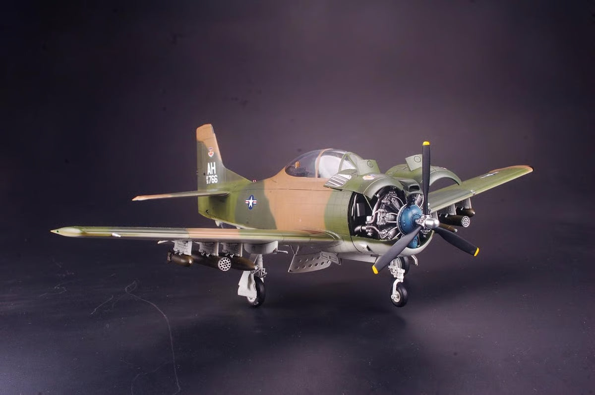 Kitty Hawk 1/32 T-28B/D Trojan Model Kit KH32014