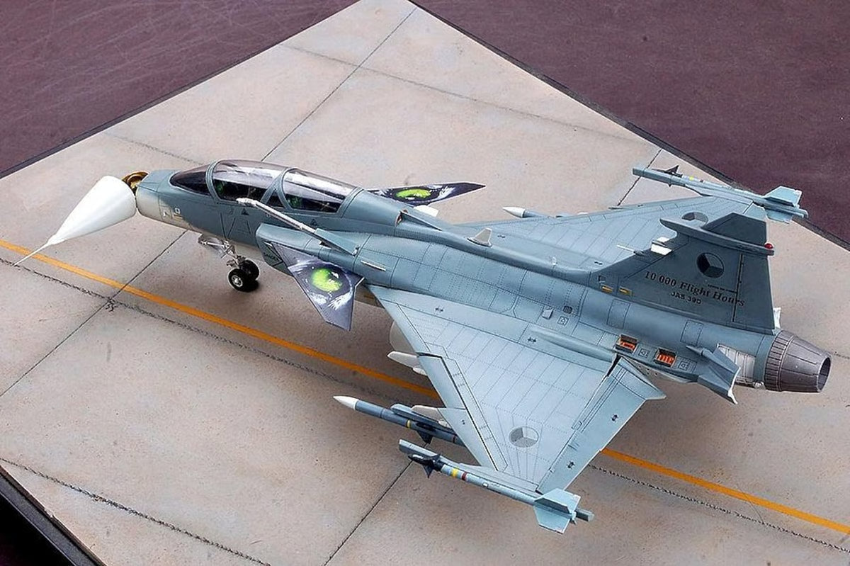 Kitty Hawk 1/48 Jas-39B/D  Gripen Model Kit KH80118