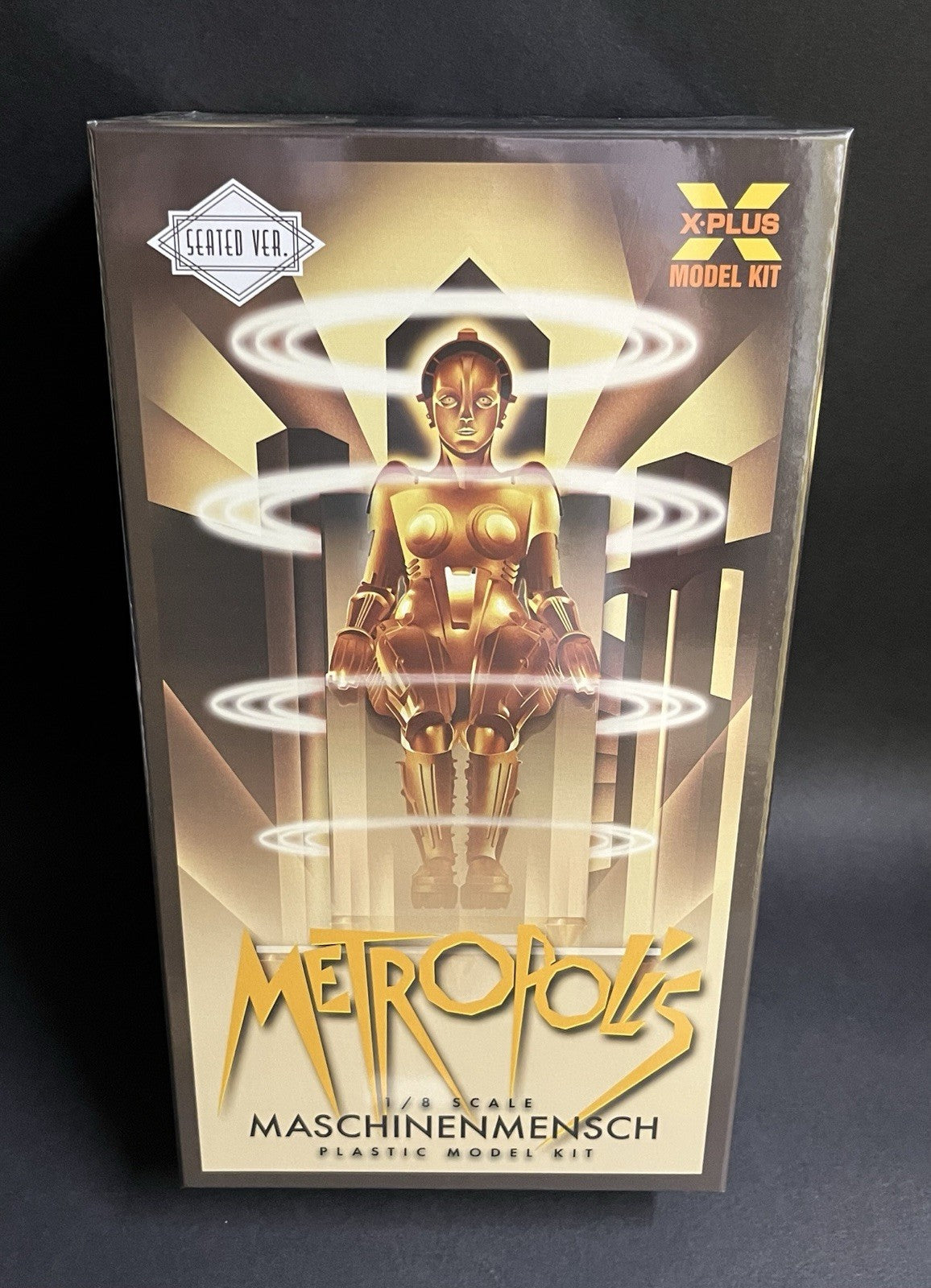 X-PLUS 1/8 Metropolis Maschinenmensch Seated Version Plastic Model Kit - 411-200366