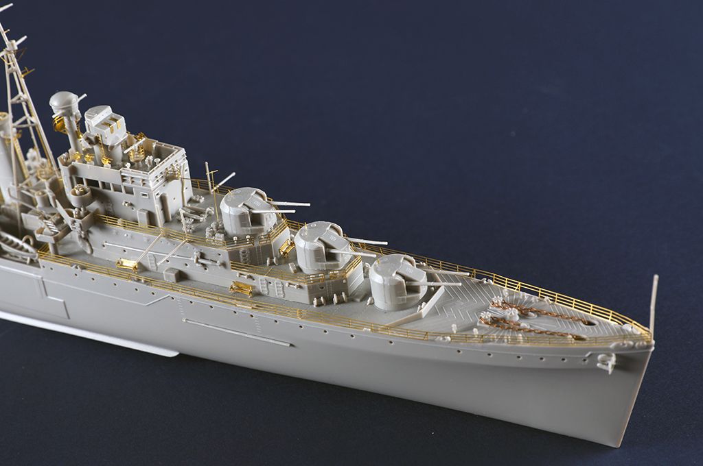 Trumpeter 1/350 H.M.S. Naiad Dido-class Light Cruiser # 05366