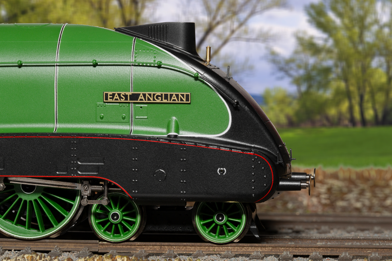 Hornby LNER Class B17/5 4-6-0 2859 East Anglian R30136