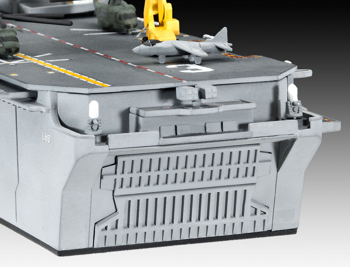 Assault Carrier USS WASP CLASS 1:700