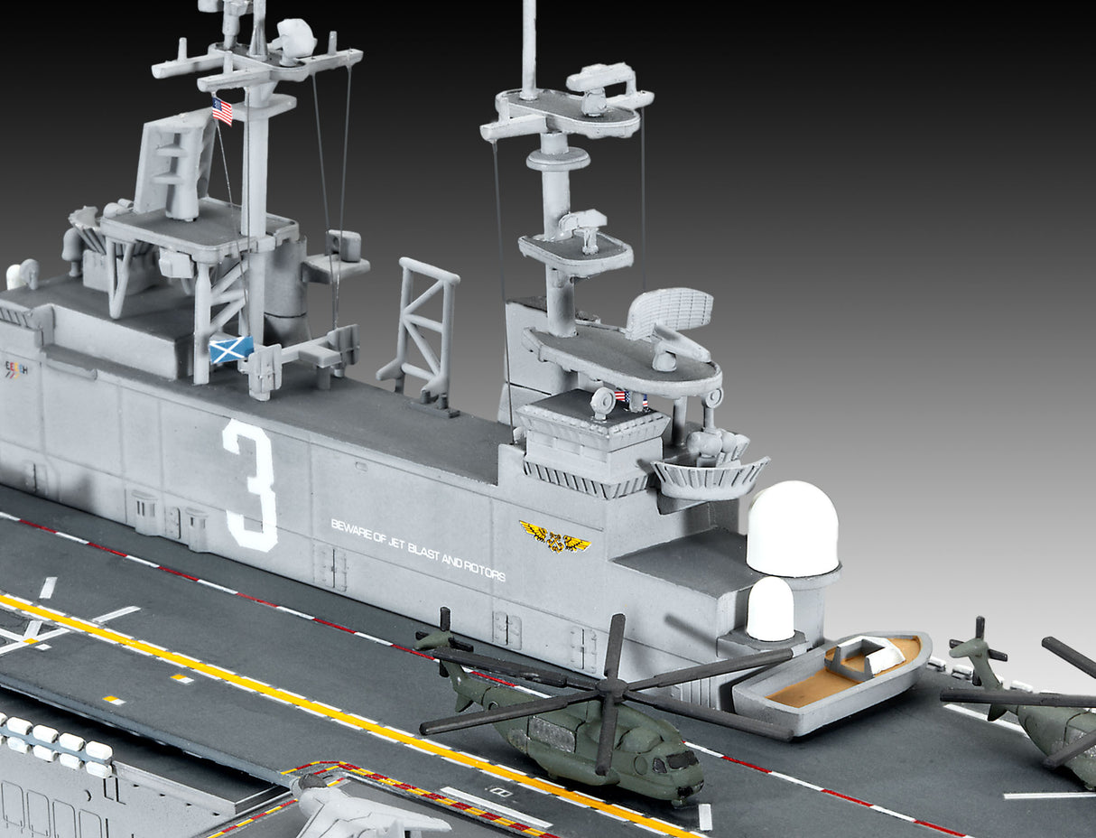 Assault Carrier USS WASP CLASS 1:700