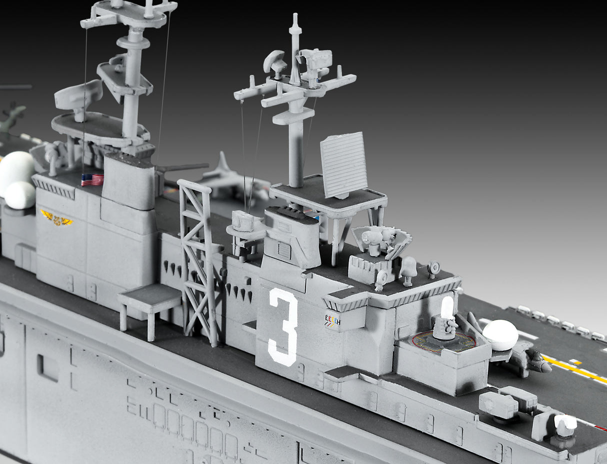 Assault Carrier USS WASP CLASS 1:700