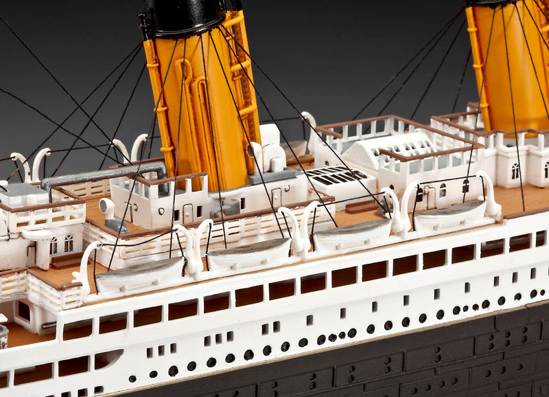 Revell 1/400 RMS Titanic 100th Anniverary Gift Set 05715