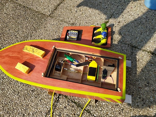 RBC Crackerbox 700 Model Boat Kit