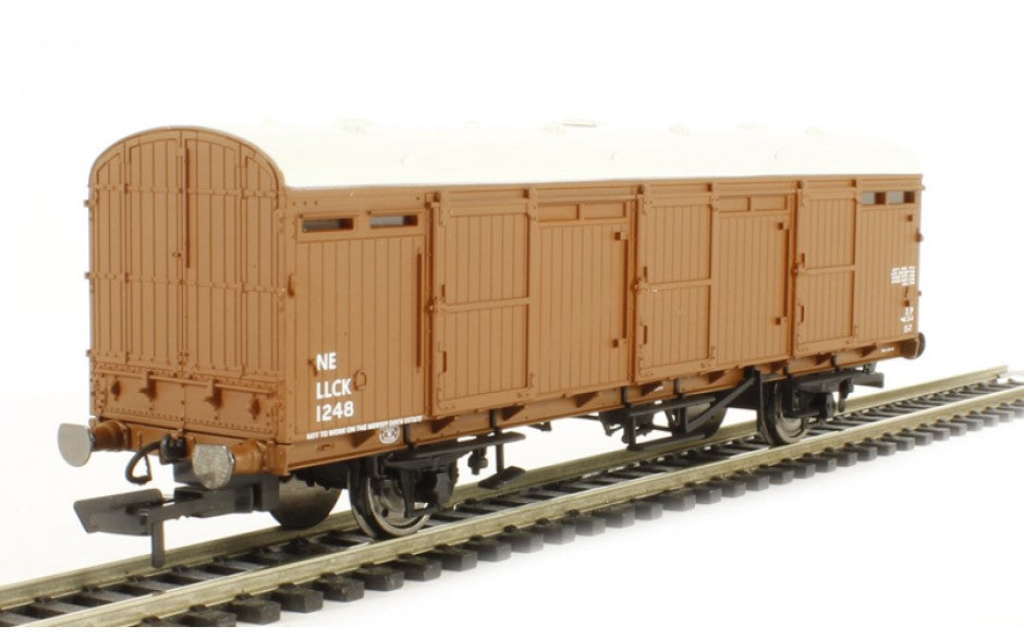 Hornby OO Gauge Extra long CCT Van A in LNER livery R6682