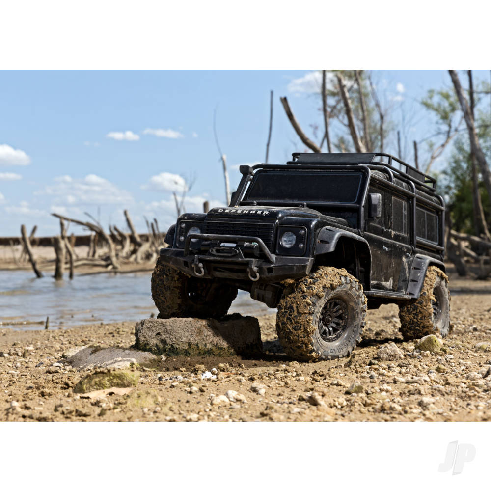 TRX-4 Land Rover Defender 1:10 4X4 Electric Trail Crawler with Winch Black (+ TQi 4-ch XL-5 HV Titan 550)