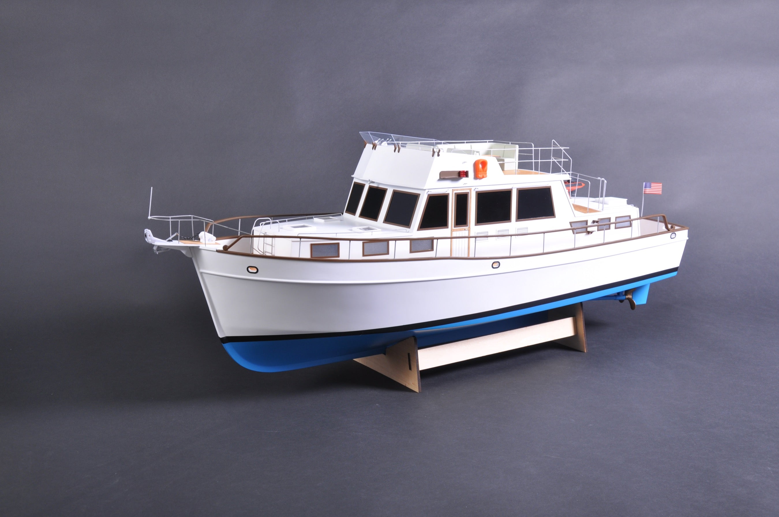 Premium Line - Kymodel Grand Banks 1:20 Scale Motor Yacht – Sussex