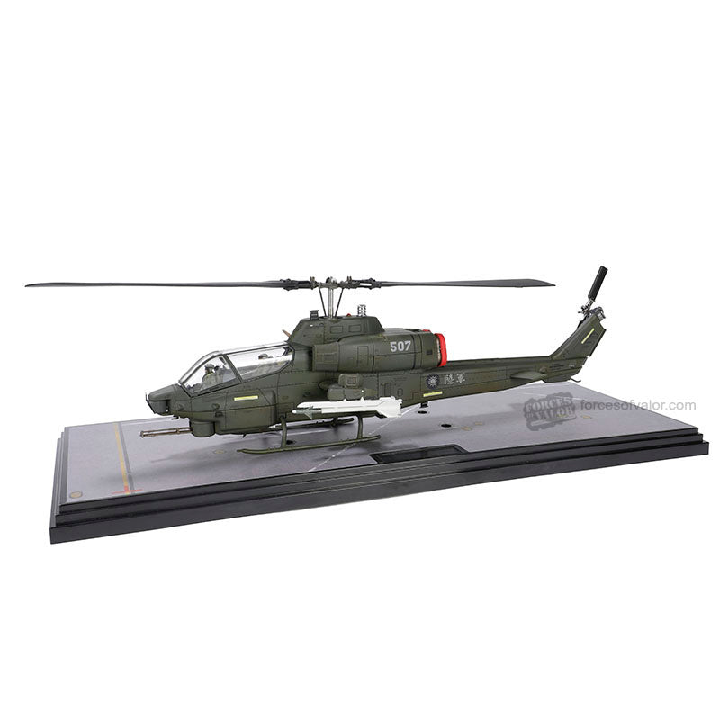 Forces of Valor ROC Bell AH-1W Whiskey Cobra Attack Helicopter (L:AIM-9 Sidewinder + M260 7-tube / R: Hellfire + M260 7-tube 1:48