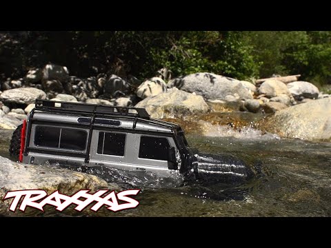 TRX-4 Land Rover Defender 1:10 4X4 Electric Trail Crawler with Winch Sand (+ TQi 4-ch XL-5 HV Titan 550)