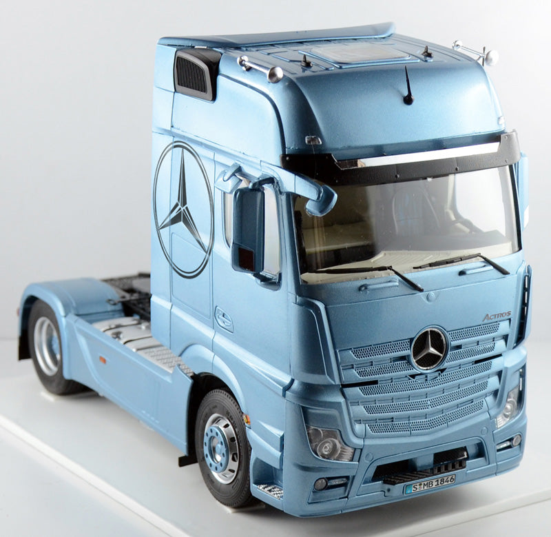 Italeri 1/24 MERCEDES BENZ ACTROS GIGASPACE 3905