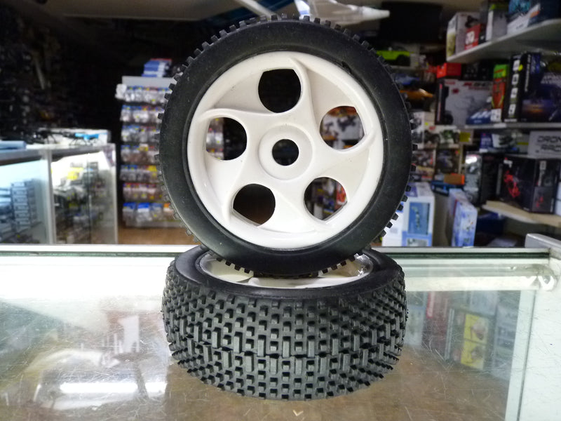 1/8th New Off-road tyre and hub 17mm hex drive very good traction Medium compound.