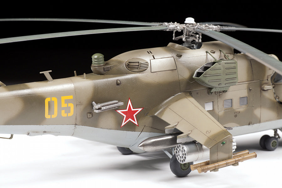 Zvezda 1/48 Soviet Attack Helicopter MI-24V/VP 4823